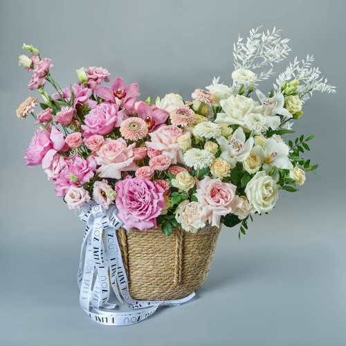 Композиция из роз, гербер, эустом и орхидеи в плетеной корзине