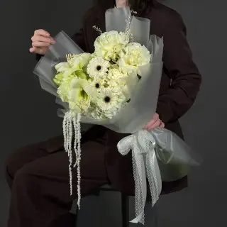 Букет из белой гортензии с розами и амарантусом