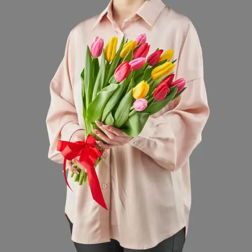 Букет из 15 ярко-цветных тюльпанов