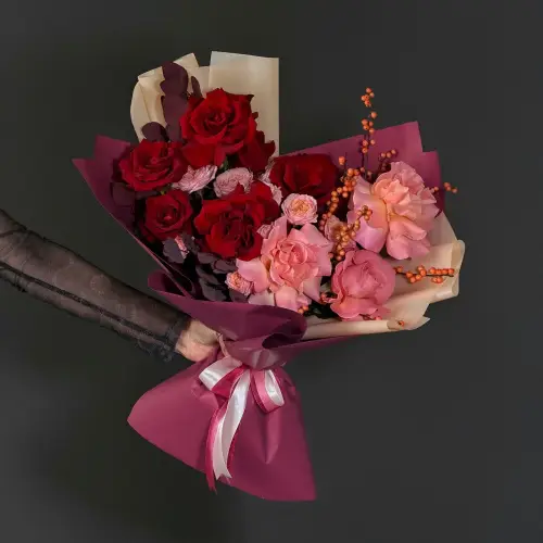 Букет из роз с эквалиптом и илексом