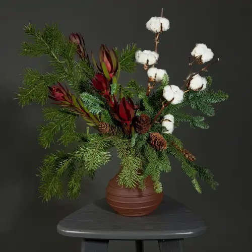 Зимняя композиция в вазе из нобилиса, пихты и илекса с хлопком