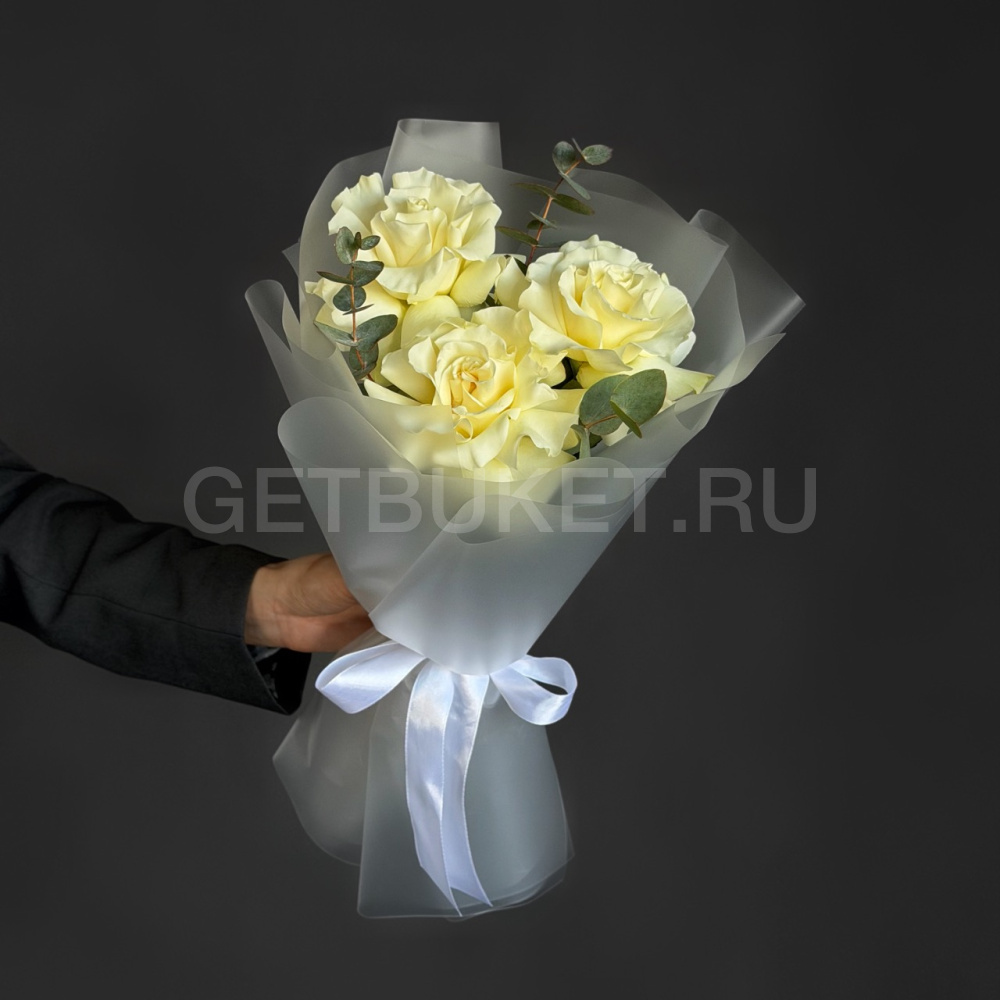 233235 Букет из трех белых роз с эвкалиптом 
