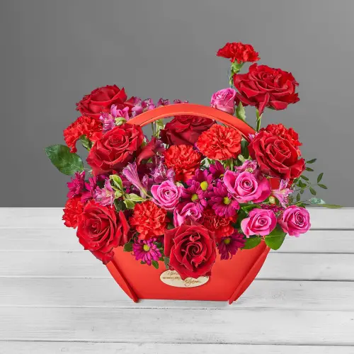 Яркая композиция из красных роз, гвоздик и альстромерий в ящике