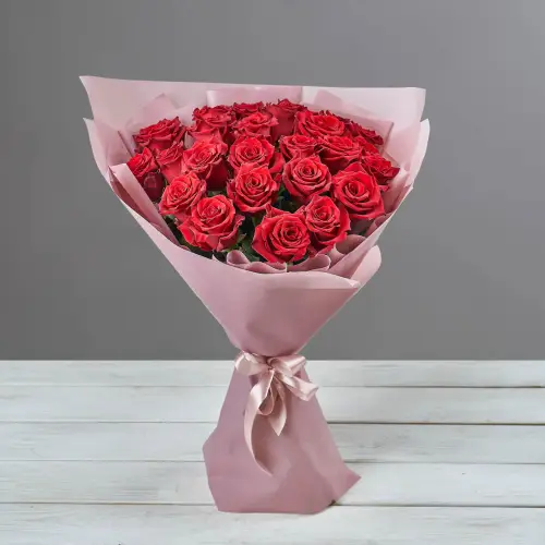 Букет из 25 красных роз в упаковке