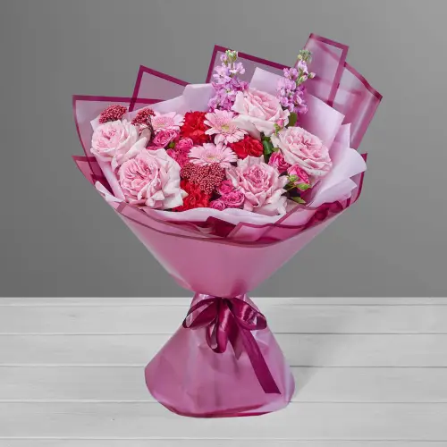 Розовый букет из гвоздик, роз и маттиолы 