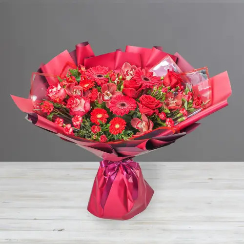 Красный букет из гербер, роз и орхидей