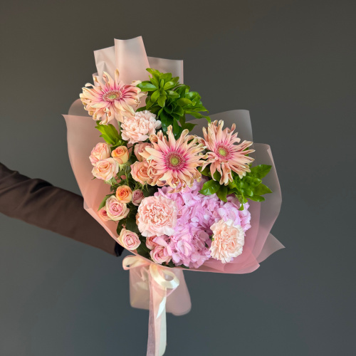 Букет из гербер, розовой гортензии и чойсии