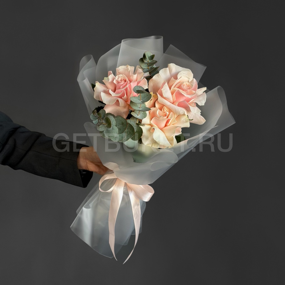 233237 Букет из трех розовых роз с эвкалиптом