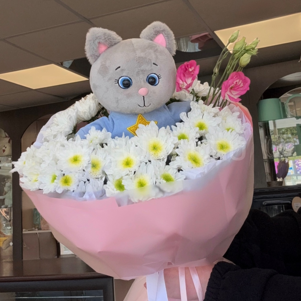 246279 Букет из хризантем, эустомы и игрушкой Котиком