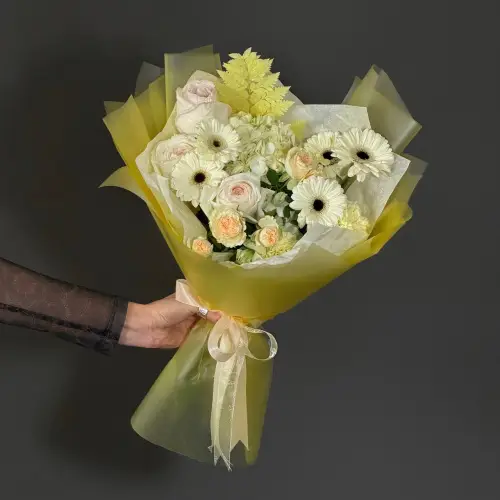 Букет из белой гортензии с розами и герберами