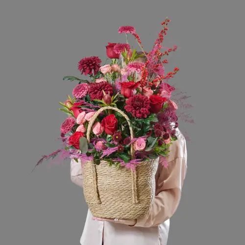 Композиция из красных роз, хризантем и аспарагуса в корзине