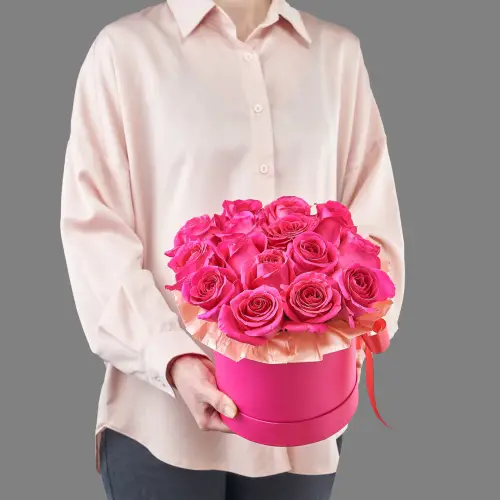 Композиция из розовых роз в шляпной коробке