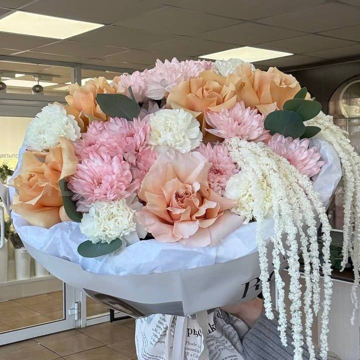 246961 Букет из коралловых роз, гвоздик и эвкалипта 