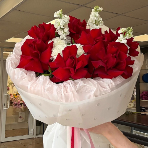 Букет из красных роз и маттиолы
