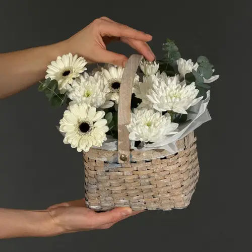 Цветочная корзина из хризантемы с герберой