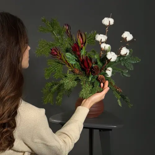 Зимняя композиция в вазе из нобилиса, пихты и илекса с хлопком