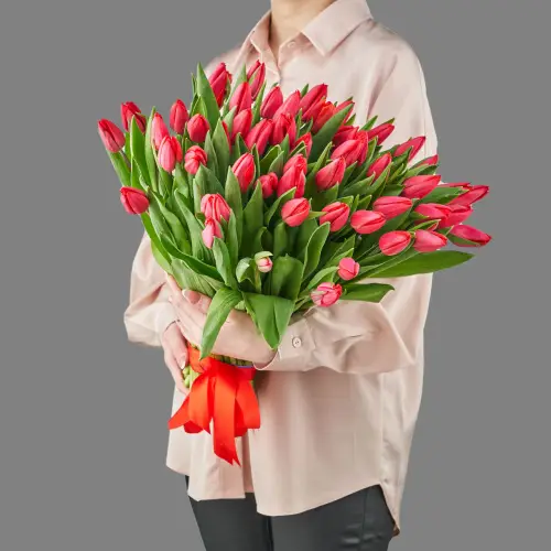 Букет из 51 красного тюльпана