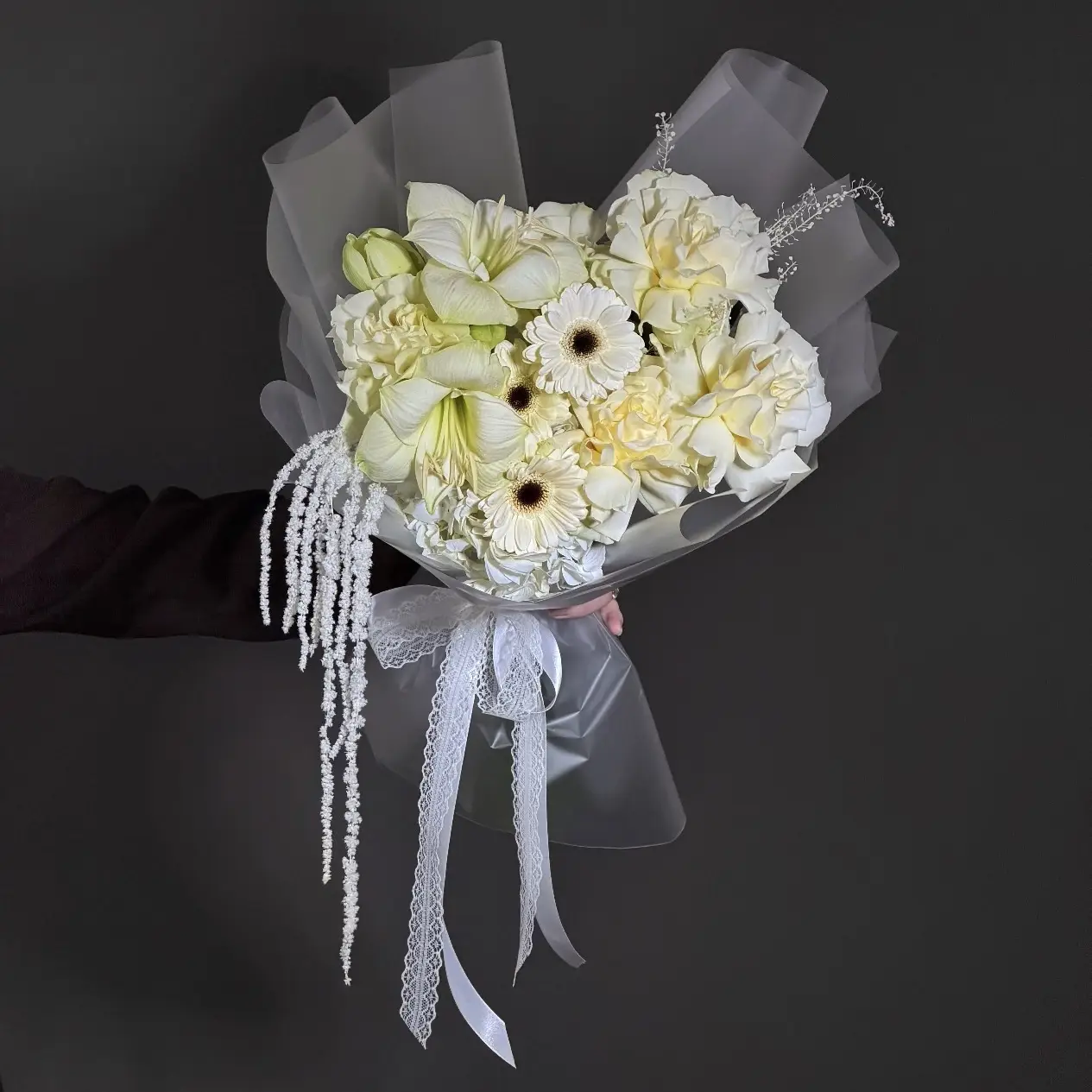 Букет из белой гортензии с розами и амарантусом