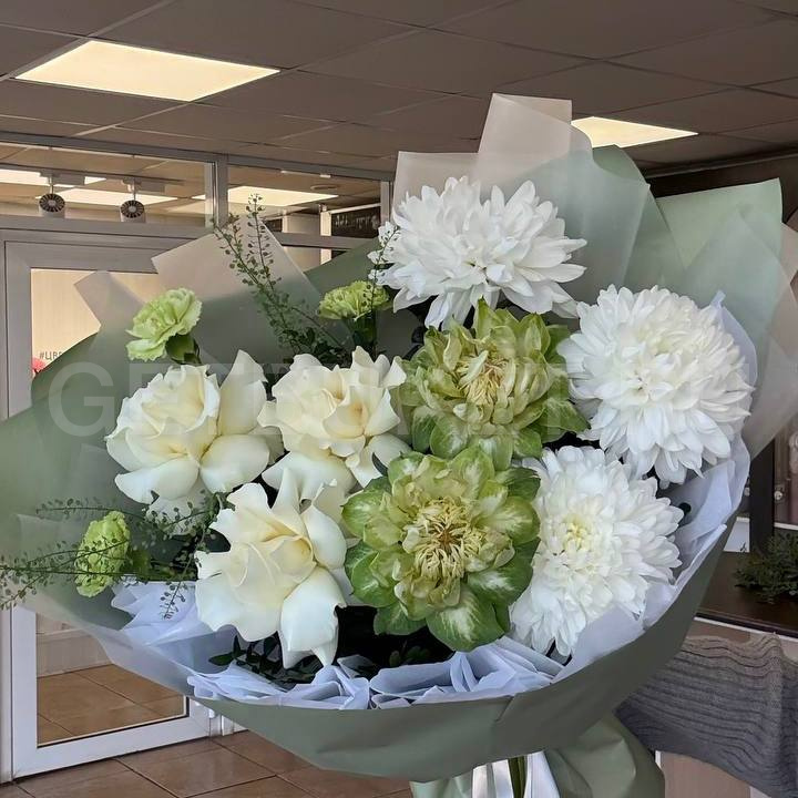 246959 Букет из роз, гвоздик и грин белла 
