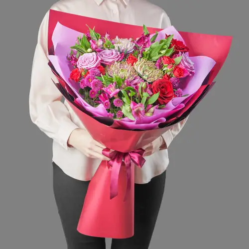 Букет из разноцветных роз, хризантем и альстромерий