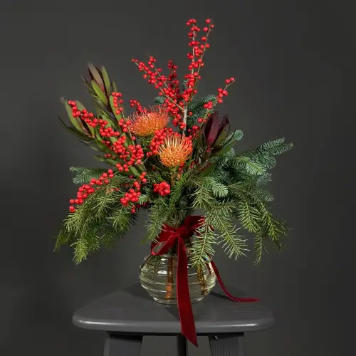 Зимняя композиция в вазе из илекса, нутана и нобилиса с леукадендроном