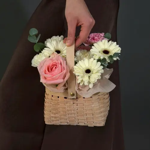 Цветочная корзина из гвоздик, гербер и розы