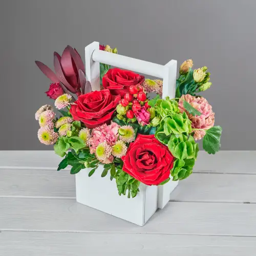 Композиция из эустомы, хризантем и красных роз в ящике