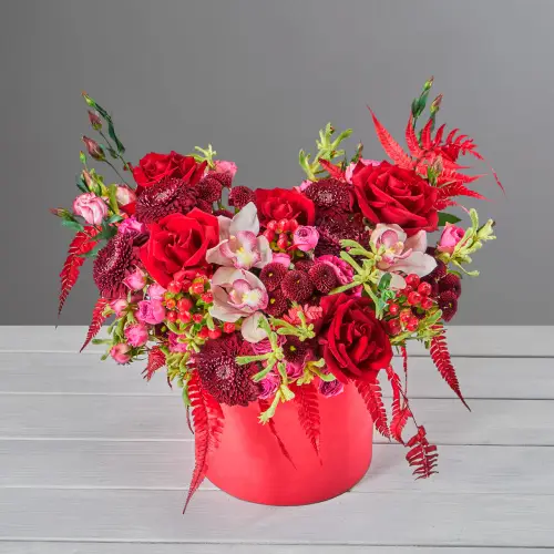 Композиция из орхидеи, гербер и роз в шляпной коробке