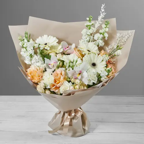 Букет из роз, орхидеи и маттиолы