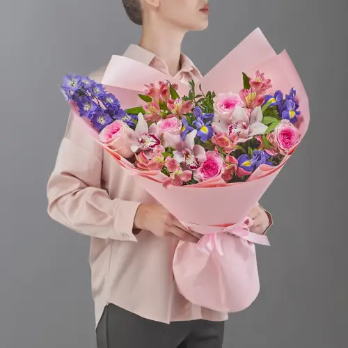 Букет из орхидей, дельфиниума и ирисов