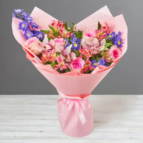 Букет из орхидей, дельфиниума и ирисов