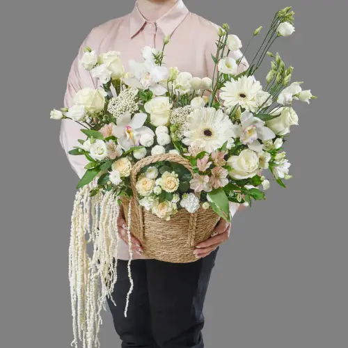 Композиция из белых роз, орхидей и эустомы в корзине