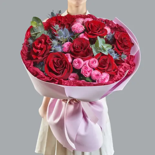 Букет из роз с ерингиумом и эвкалиптом